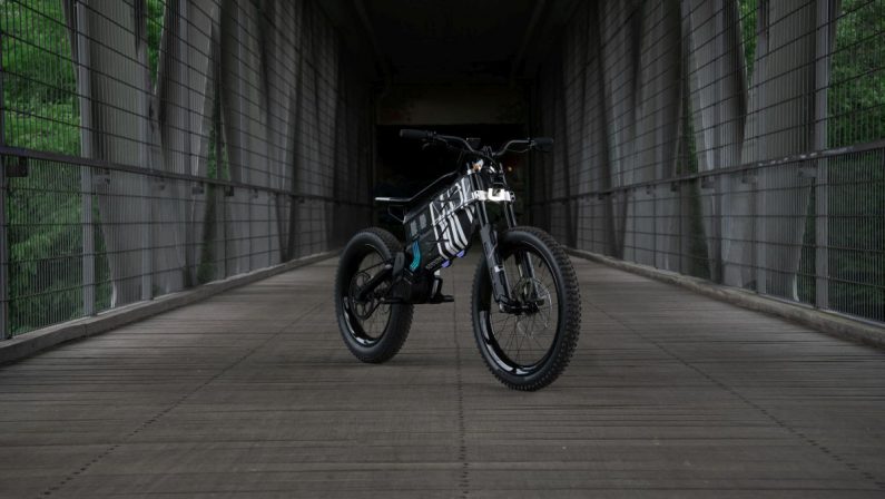 Bmw Motorrad presenta Vision AMBY, un concept tra moto e bici