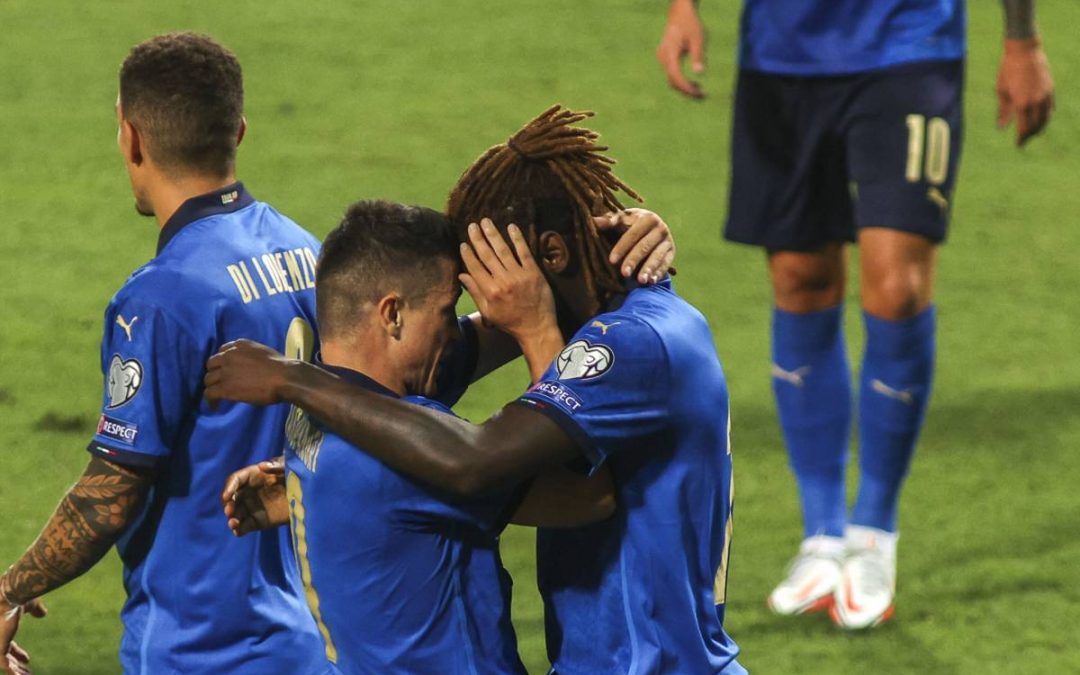 Show Kean-Raspadori, l’Italia travolge la Lituania 5-0