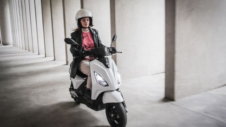 Piaggio 1, il nuovo e-scooter essenziale, facile e leggero