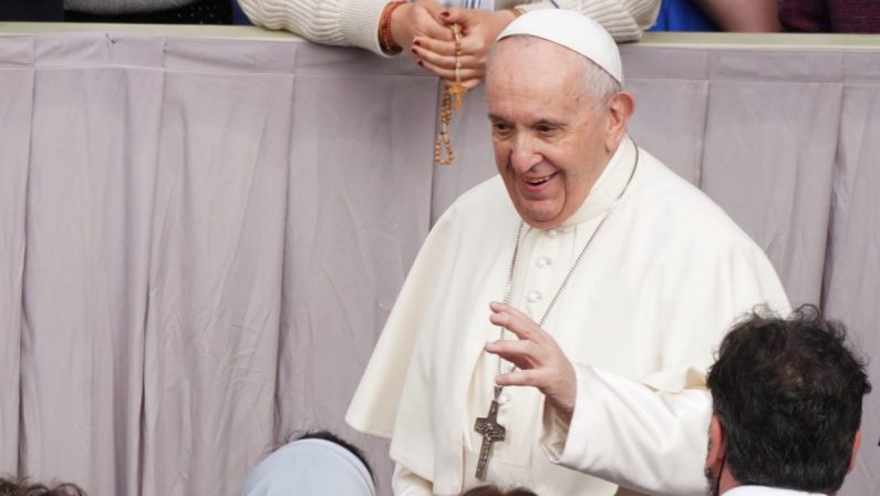 Papa “Sì alle unioni civili, ma il matrimonio è un’altra cosa”