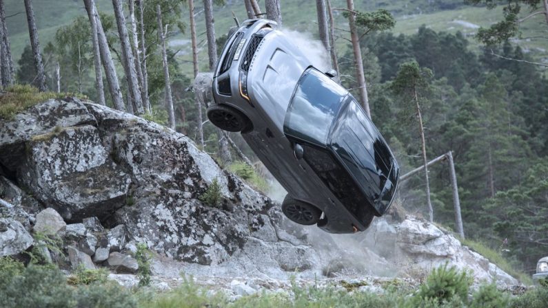 La Range Rover Sport SVR insegue 007 nel nuovo film di James Bond