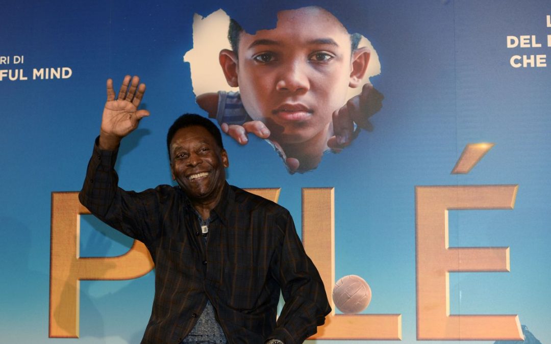 Pelè rassicura “Sto recuperando bene e continuo a sorridere”