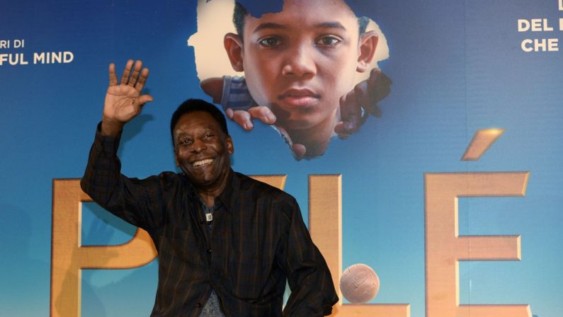 Pelè rassicura “Sto recuperando bene e continuo a sorridere”