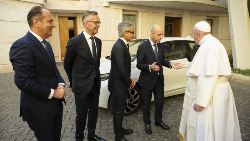 Bmw Italia ha donato una i3 a Papa Francesco