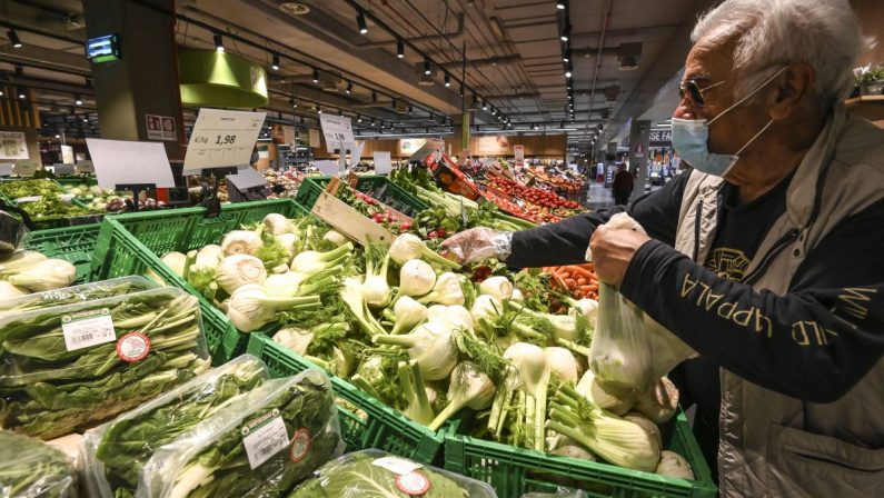 Istat, la fiducia dei consumatori ai massimi storici