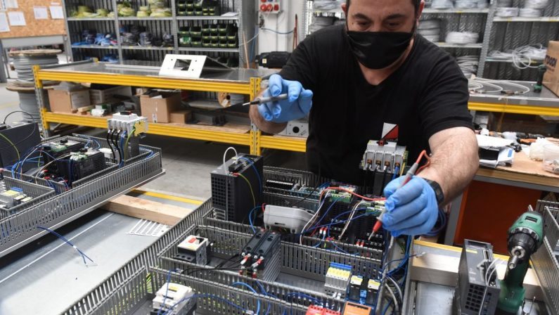 Nel 2021 creati 830 mila posti di lavoro, il 90% a termine
