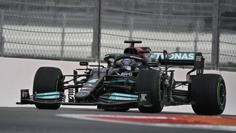 Hamilton vince in Russia davanti a Verstappen e Sainz