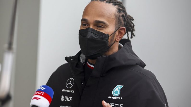 Hamilton fa 100 vittorie in Russia, dietro Verstappen e Sainz