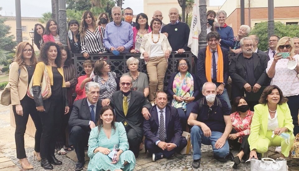 Amalia Bruni con la sua squadra di candidati