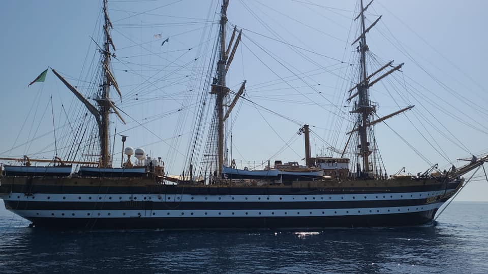 L'Amerigo Vespucci nei mari calabresi