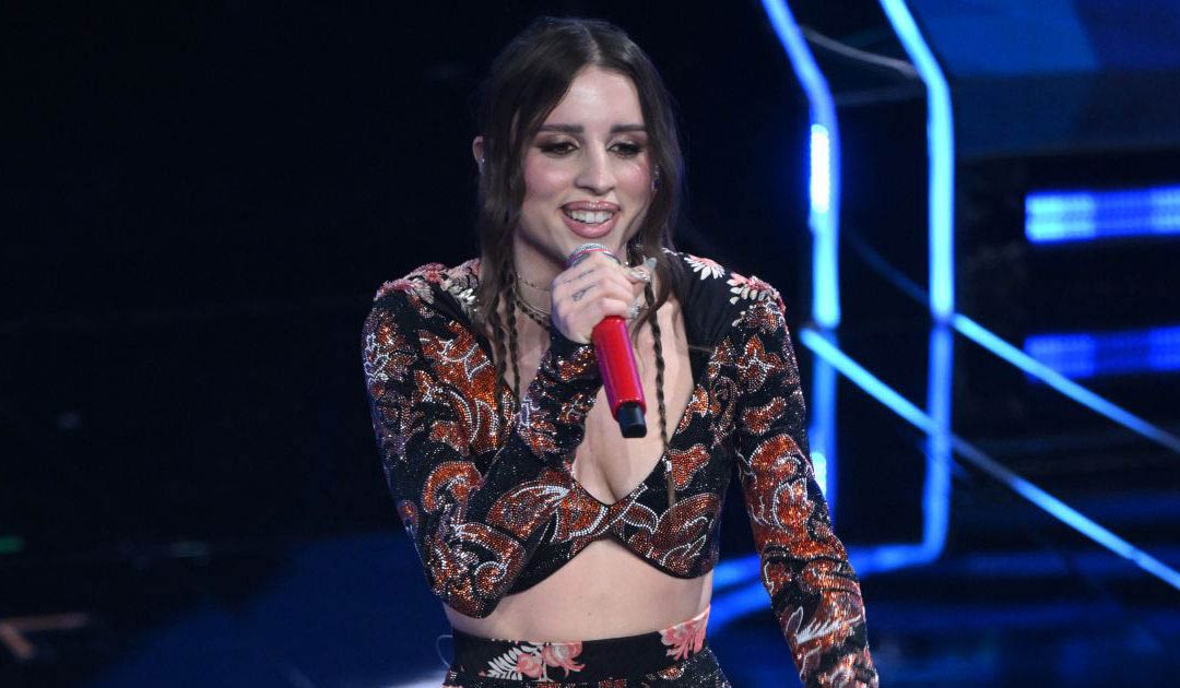Angelina Mango durante la sua esibizione al festival di Sanremo 2025