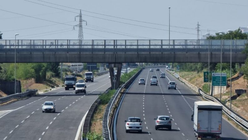 Chiuso un tratto di autostrada nel Catanzarese per una frana