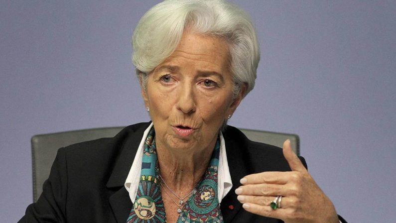 Arriva la recessione e non sarà leggera. Lagarde: «Forti rischi, crisi permanente»