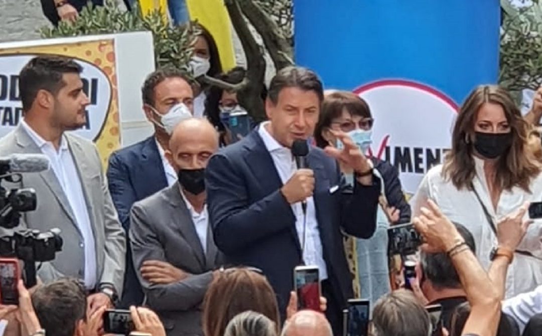 Giuseppe Conte durante la tappa di Vibo Valentia