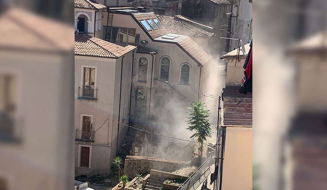 Un crollo avvenuto nel centro storico di Cosenza (immagine di repertorio)