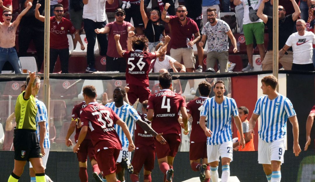 L'esultanza di Hetemaj con i tifosi amaranto