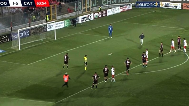 Serie C, caccia all'uomo durante la partita: follia degli ultras del Foggia contro il Catanzaro - VIDEO