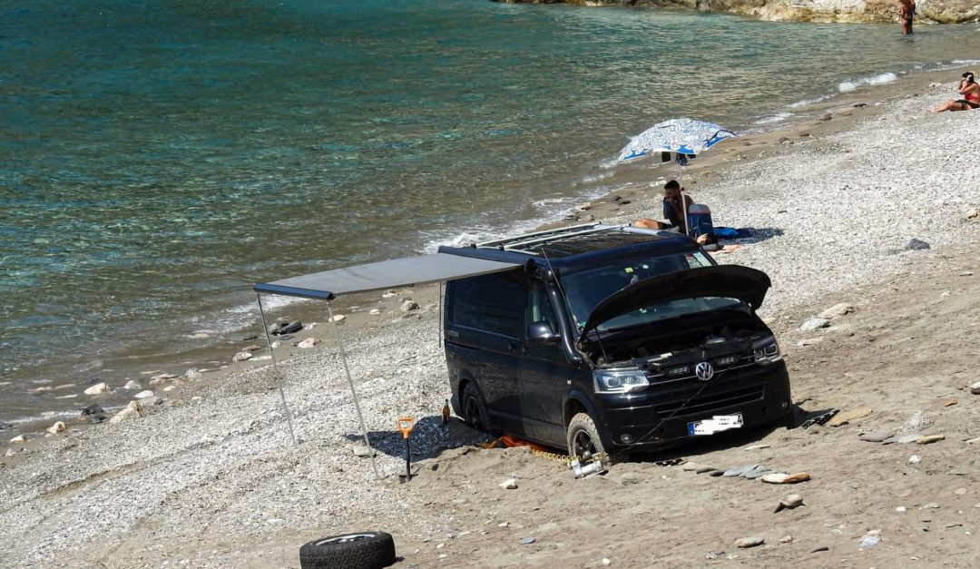 Il furgone bloccato sulla spiaggia