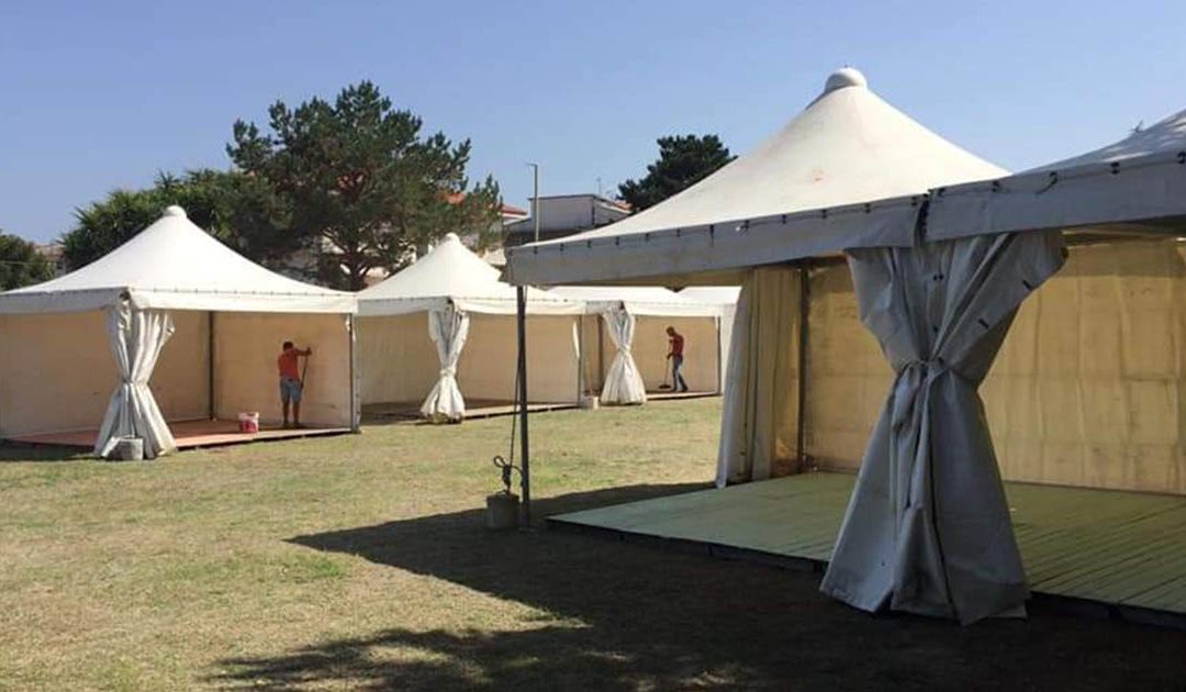 I gazebo allestiti per ospitare le classi di Porto Salvo