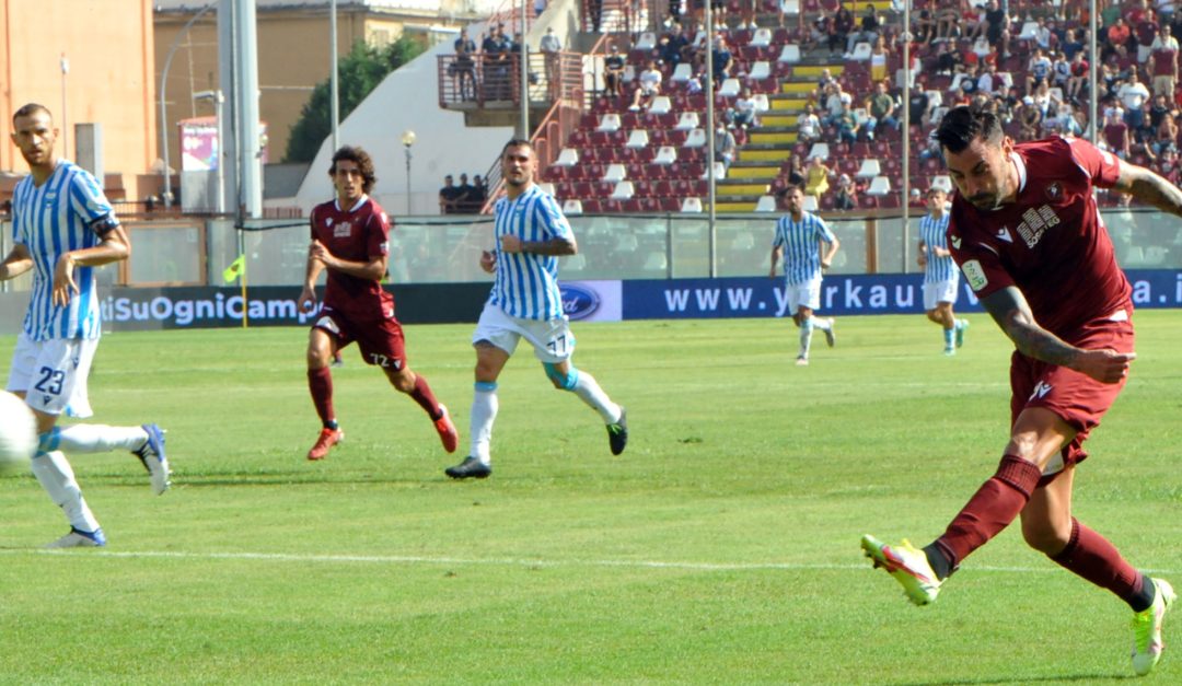 Adriano Montalto segna il gol del 2-1 per la Reggina sulla Spal