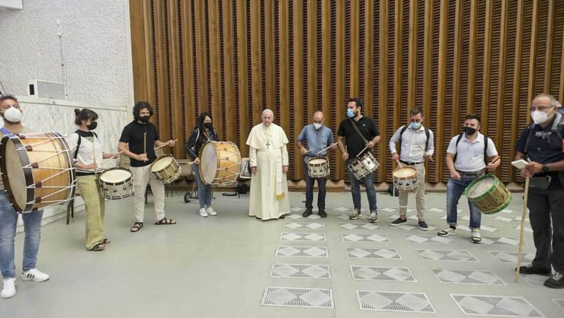 La musica dei Tummarinari di Donnici al cospetto di Papa Francesco