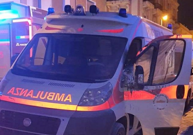 Incendiata ambulanza della Croce rossa a Reggio Calabria, indagini sull'autore
