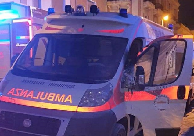 L'ambulanza incendiata