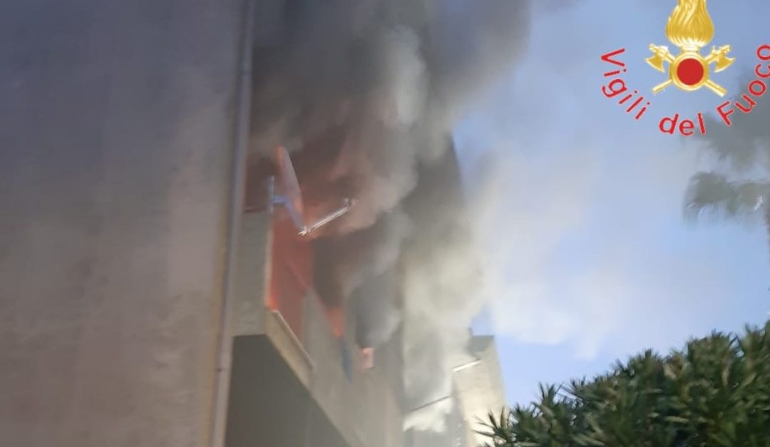 Il palazzo danneggiato dall'incendio