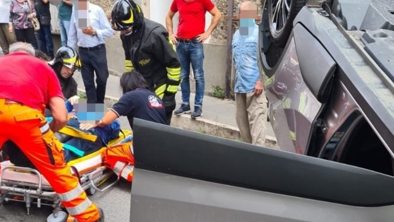 Auto si ribalta a Lamezia Terme, ferito un anziano