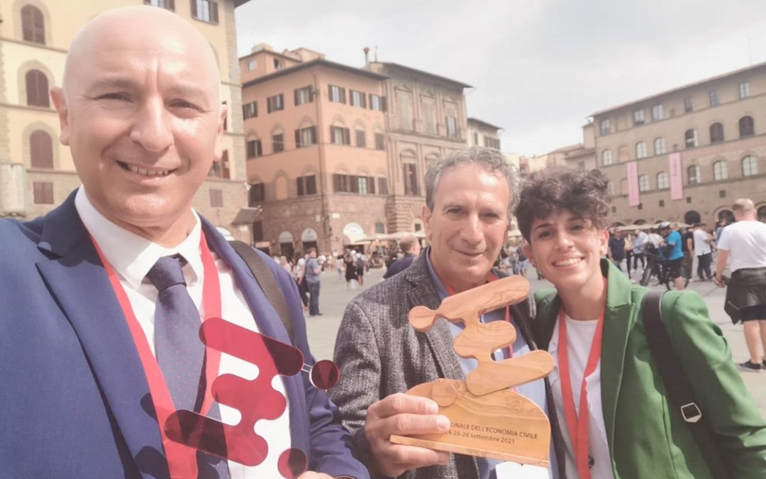 Il sindaco Introcaso con il premio nazionale