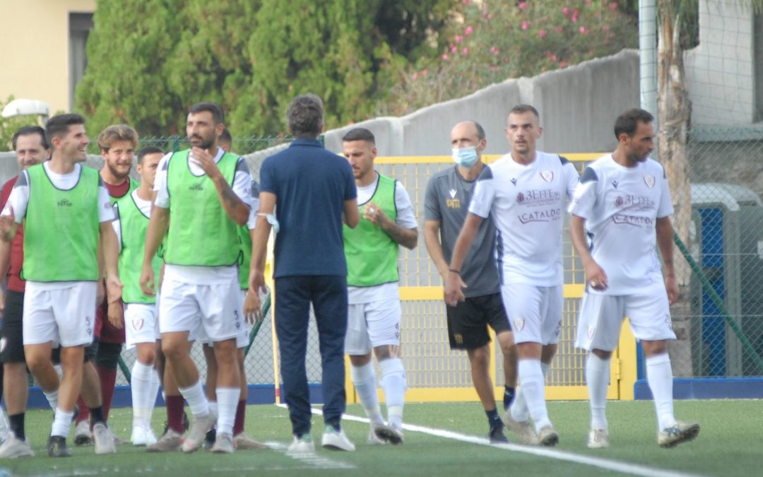 L'esultanza del Locri dopo il gol di Sapone (foto di Roberto Saverino)