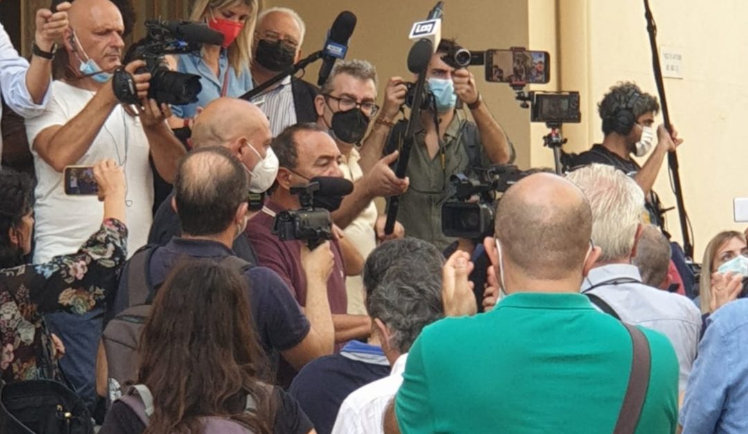 Mimmo Lucano esce dal Tribunale di Locri dopo la condanna