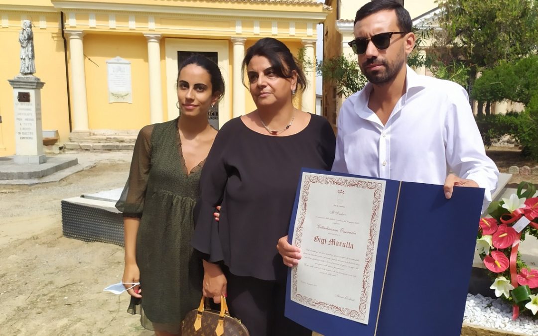 La famiglia Marulla con la pergamena della cittadinanza onoraria
