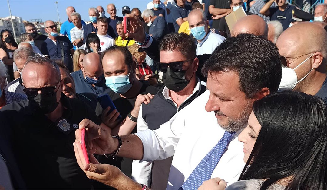 Il leader della Lega Matteo Salvini si concede ai selfie