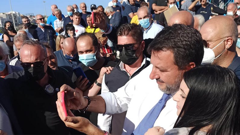 Il capitano dei social: nessuno ha più follower di Salvini