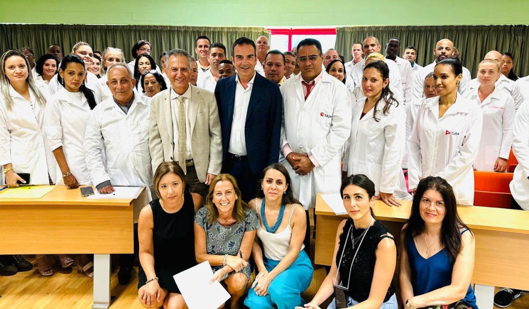 Occhiuto assieme ai nuovi medici cubani