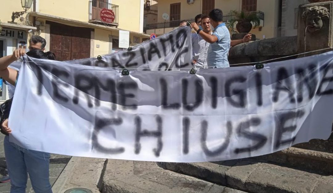 La protesta in piazza durante il comizio di Orsomarso a Paola