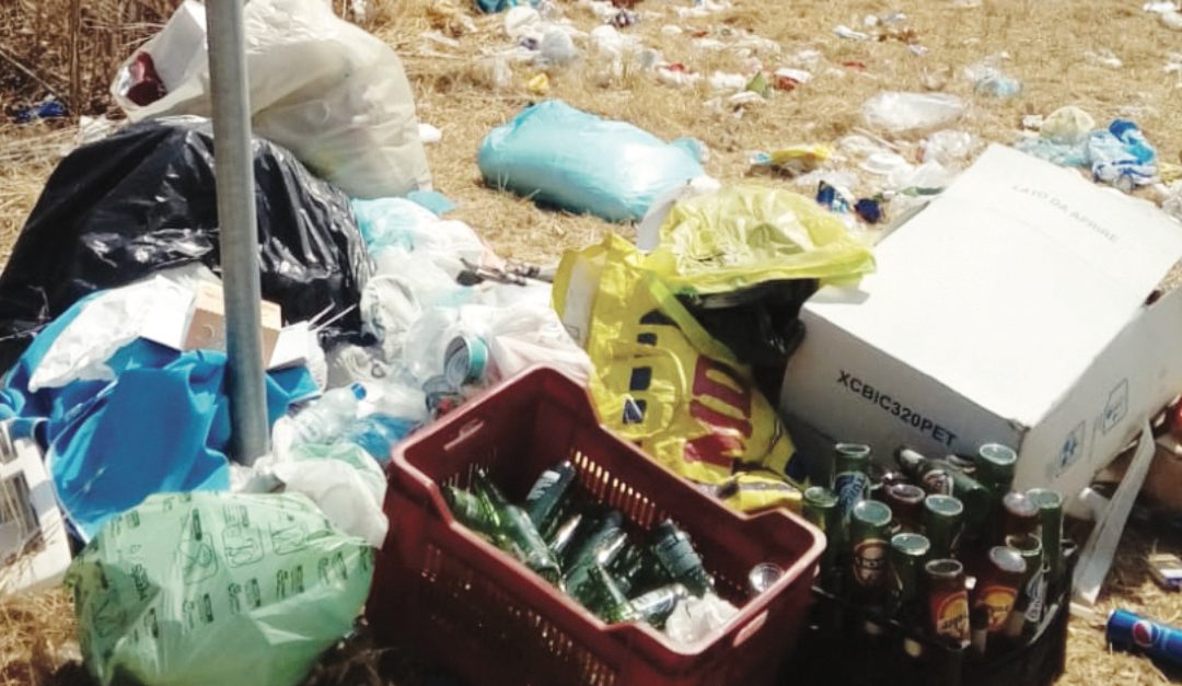I rifiuti sulla spiaggia di Sant'Andrea