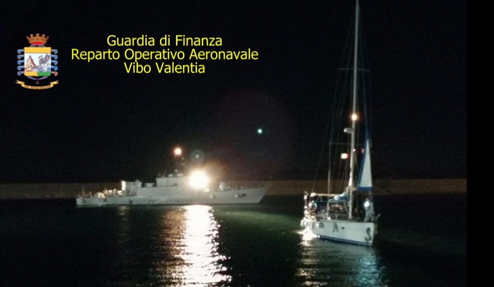 L'imbarcazione intercettata dalla guardia di finanza