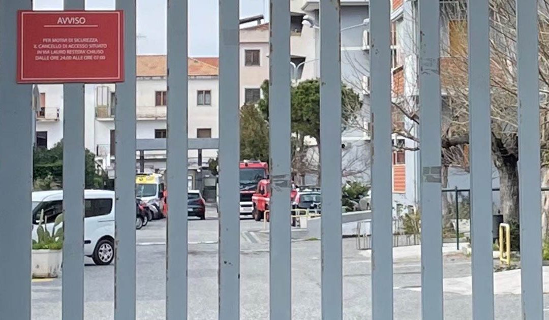 Donna si barrica in casa nel Cosentino, minaccia di gettarsi nel vuoto