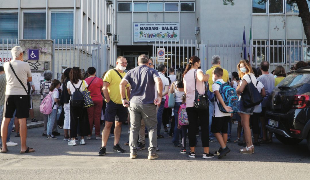 L'ingresso in una scuola di Bari