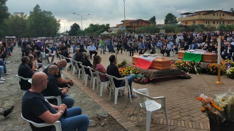 Vigilanti morti nel Catanzarese, in tanti ai funerali. Il sacerdote: «Sosteniamo le famiglie»