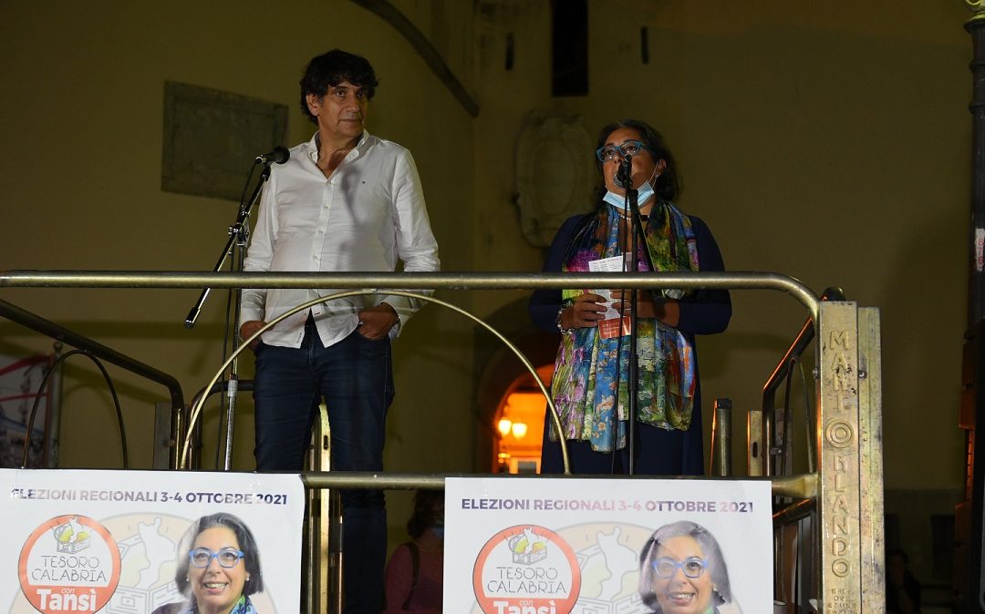 Carlo Tansi sul palco di Paola insieme alla sua candidata Maria Assunta Lattuca