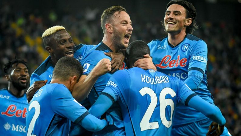 Poker del Napoli a Udine, azzurri solitari in testa