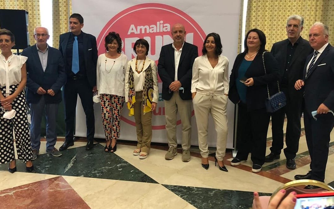 Amalia Bruni ieri a Rende con alcuni suoi candidati