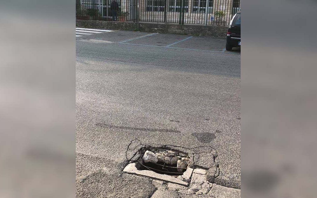 Il buco nella strada in via Santa Ruba