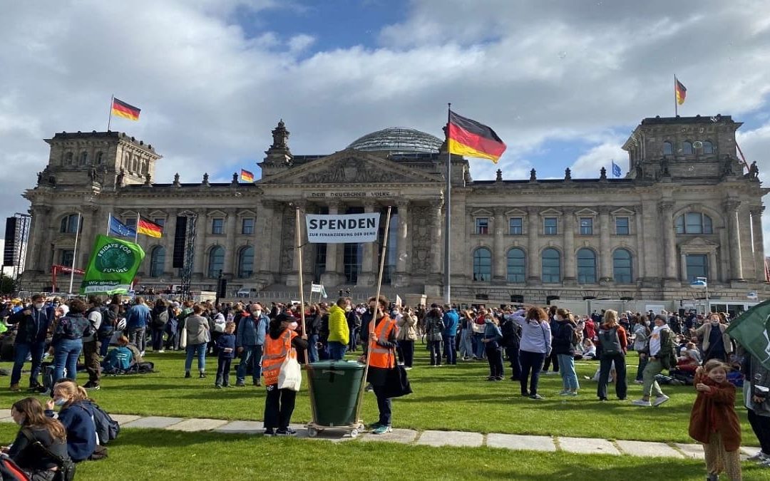 Berlino, una manifestazione davanti al Bundestag