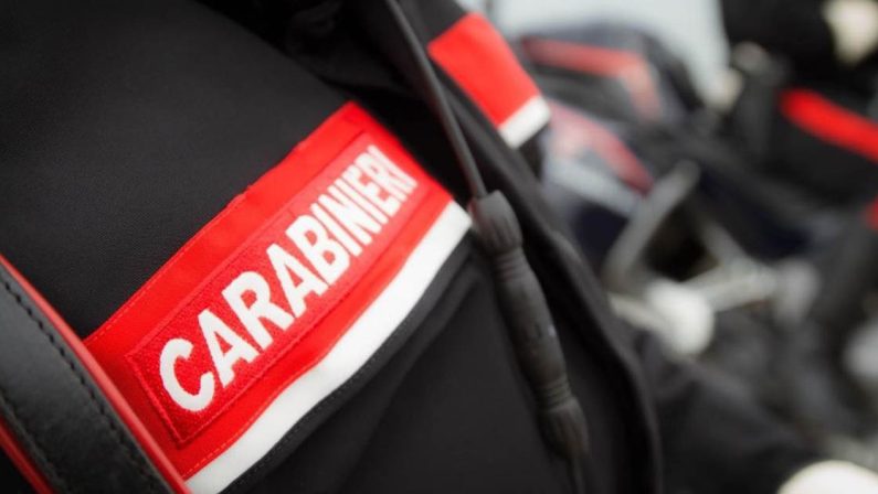 Bomba carta contro la saracinesca di un negozio a Solofra (Avellino)