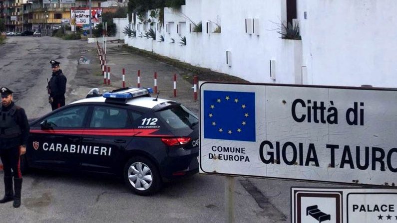 Gioia Tauro, non si ferma all'alt, bloccato dai carabinieri: guidava senza avere patente