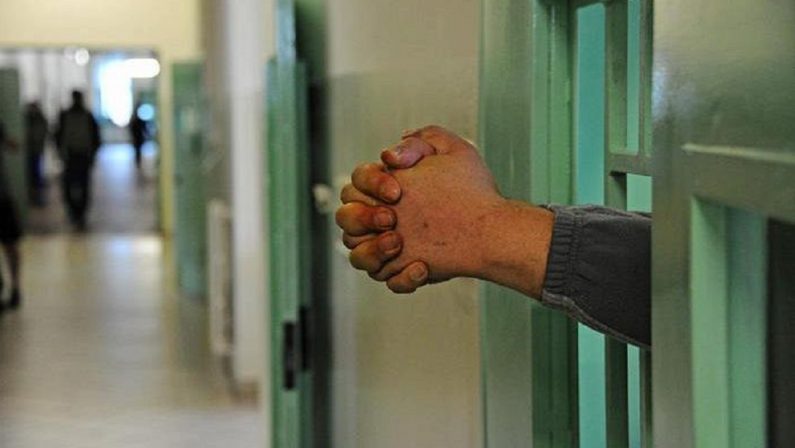 Droga e cellulari in carcere, 30 arresti a Napoli